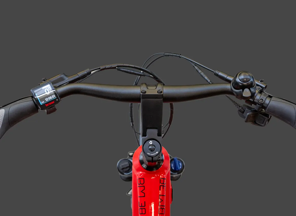 A kormány Brose kijelzővel és az E-14 Triggerrel