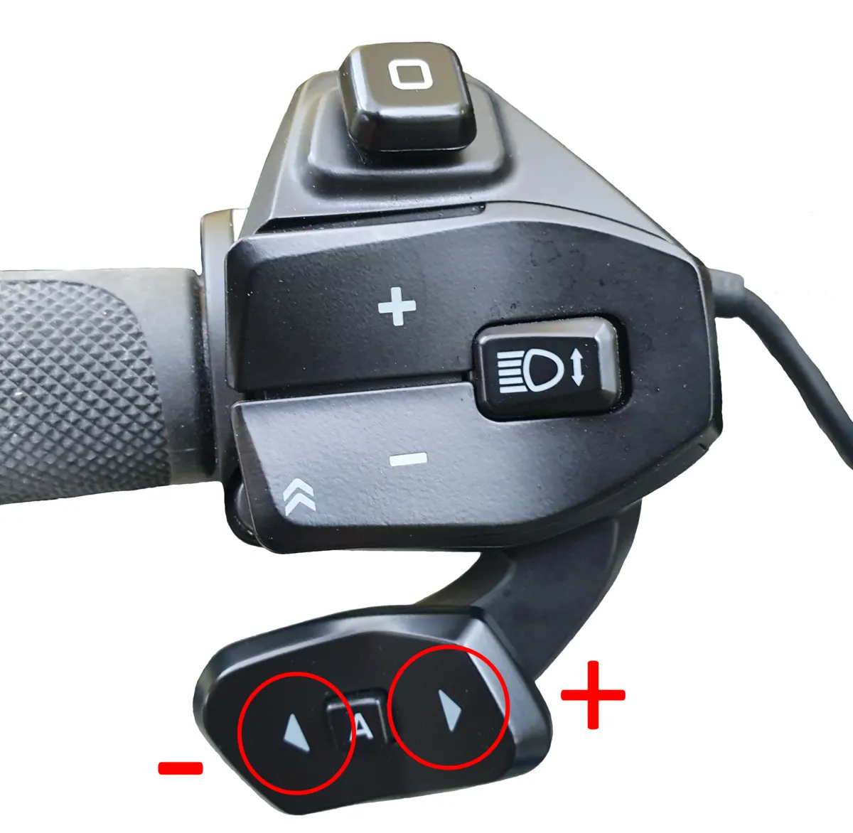A Panasonic FIT RC1 kezelőegység; bekarikázva a – és a + billenőgomb