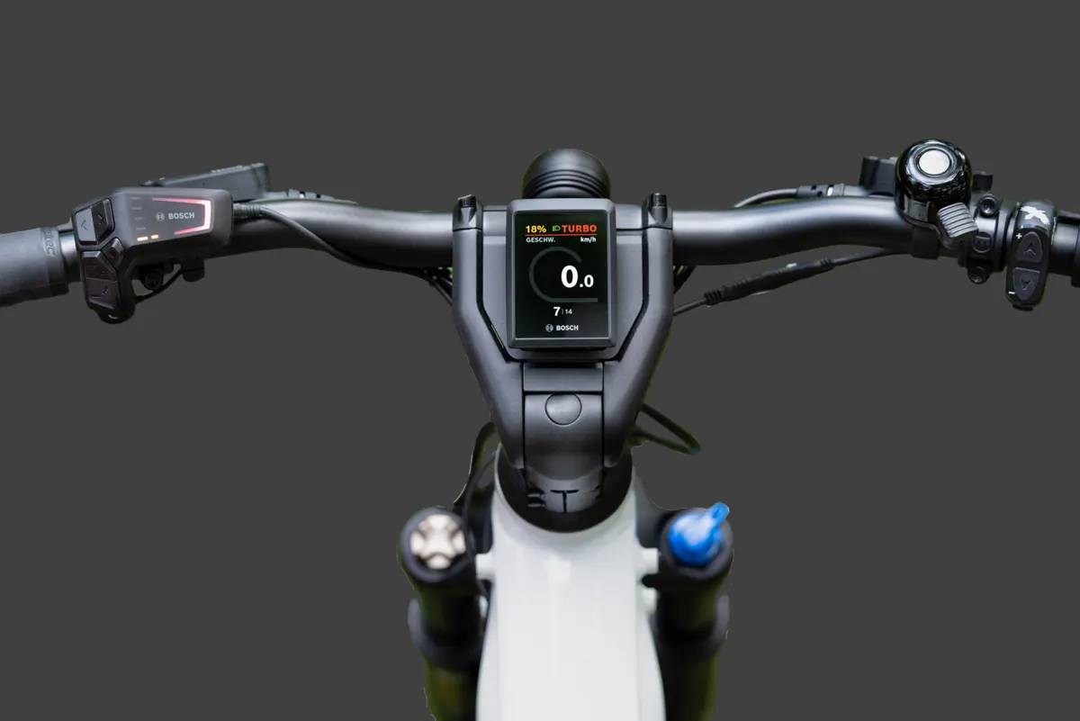 A kormány Bosch kijelzővel, Bosch távirányítóval és a Rohloff kapcsolóval