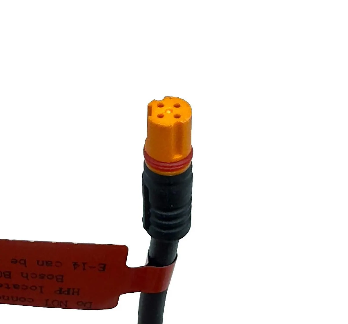 Az adapter narancssárga, 4 pólusú dugója piros címkével