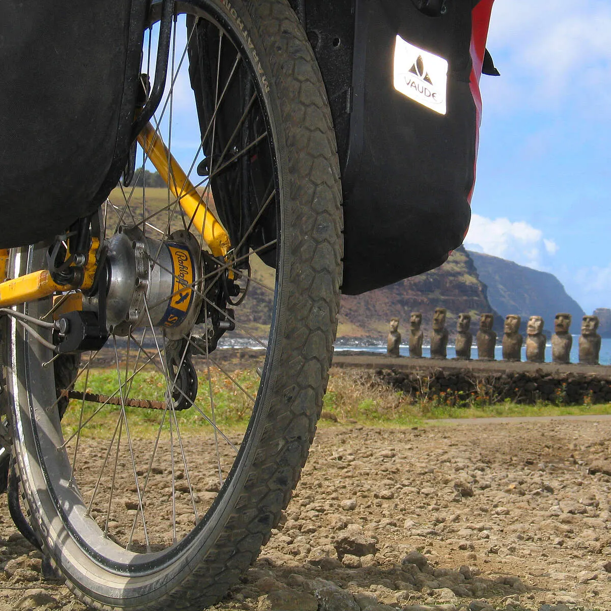 Rohloff agyváltós túrakerékpár a Húsvét-szigeten, a moai-szobrok előtt